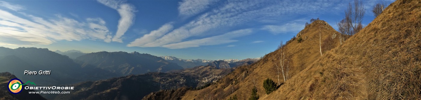 31 Vista panoramica salendo sul sent. 598 sul Monte Gioco.jpg